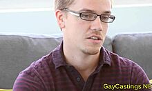Ένα γκέι ζευγάρι εξερευνά το πρωκτικό παιχνίδι και το βαθύ λαιμό σε ένα σπιτικό βίντεο