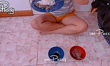 Une fille amateur profite d'un repas nue sur le sol