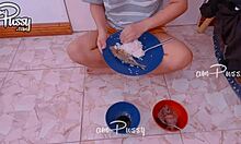 Μια ερασιτέχνης κοπέλα απολαμβάνει ένα γεύμα ενώ είναι εντελώς γυμνή στο πάτωμα