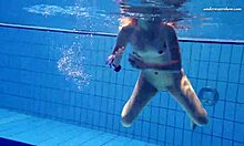 Rosyjska nastolatka Elena Prokovas z naturalnymi cyckami i idealnym ciałem w basenie