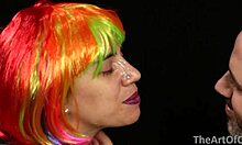 Vidéo maison d'une perruque comique recevant un facial