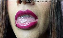 페티쉬 애호가들은 아름다운 라틴 여성이 혀로 입을 짜내고 침을 뱉으면서 기뻐합니다