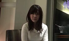 Schau zu, wie asiatische Amateur-Schlampen in unzensiertem selbstgemachtem Video in ihre Ärsche gefickt werden
