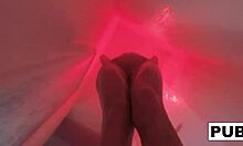 Kendra Cole, egy lenyűgöző barna, élvezi az érzéki zuhanyt a házi videóban