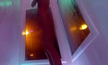 Kendra Cole, úžasná brunetka, si užívá smyslnou sprchu v domácím videu