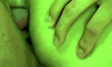 Uma jovem europeia recebe sexo anal áspero de um homem mais velho em um vídeo caseiro