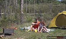 スレンダーな若い女性が、キャンプ中に彼氏と野外セックスをする