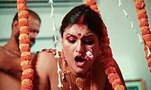 Indiske koners første nat med mandens ven involverer beskidt snak og røvdyrkelse
