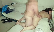 मोटी गर्लफ्रेंड जिसकी बड़ी गांड है, सोफे पर रफ सेक्स का आनंद लेती है।