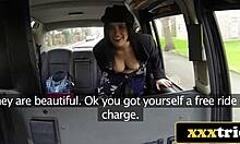 נהג מונית בריטי מפתה אישה ספרדית מבוגרת בסרטון תוצרת בית