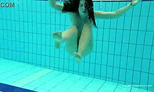 Katy Sorokas nackt am Pool schwimmen in rotem Bikinihöschen