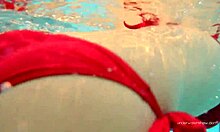 Katy Sorokas naken svømmer ved bassengkanten i røde bikinitruser