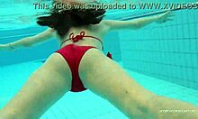 Katy Sorokas naken svømmer ved bassengkanten i røde bikinitruser