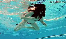 Katy Sorokas havuz kenarında çıplak, kırmızı bikini poposunda yüzüyor