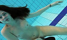 Katy Sorokas berenang telanjang di tepi kolam renang dengan bikini merah
