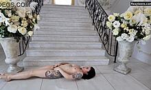 Η Dasha Gaga, μια έφηβη με τατουάζ με εκπληκτική σωματική διάπλαση, κάνει ακροβατικές κινήσεις στο πάτωμα