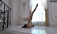 Dasha Gaga, une adolescente tatouée au physique époustouflant, effectue des mouvements acrobatiques sur le sol