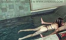 Blauäugige Stiefschwestern haben eine geheime Begegnung am Pool mit ihrem Freund, der vor der Kamera aufgenommen wurde