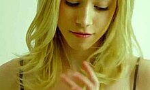Werbevideo mit einer atemberaubenden blonden Pornodarstellerin mit rasierte Muschi