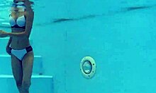 Unge og slanke Hermione Ganger i sensuell undervannsmøte