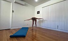 Јутарња сесија јоге доводи до врућег секса са МИЛФ-ицама