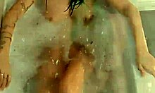 La figlia del vicino Jolene in una scena di doccia calda
