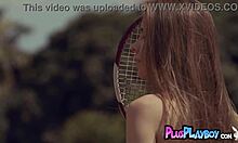 Europäische Freundin Kate Chromia strippt auf dem Tennisplatz