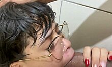 Извита аматьорска двойка изследва интимната среща в банята