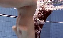 Genç Rus kadın havuzda çıplak yüzmeye çıkıyor