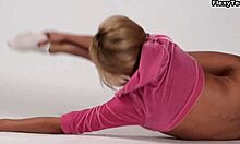 Habilidades de ginástica de Zinka Korzinkinas em exibição em vídeo de treino nu