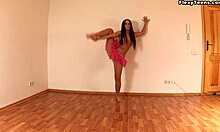 Flexibel flickvän Ninas atletiska färdigheter och stora bröst i aktion