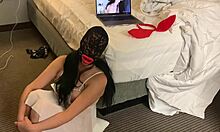 Amerikansk kone får ansiktsbehandling fra mannen sin i BDSM-møte