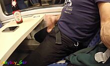 Sesiune solo cu un penis monstru într-un tren cu o întrerupere neașteptată