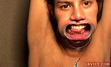 Winnie, een transseksuele slet, wordt diep in haar keel genomen terwijl ze bedwelmd is