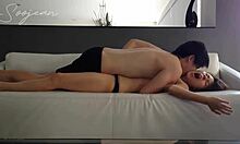 Amaterski azijski par deli intimne trenutke na kavču v domačem videu