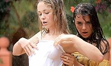 الفتيات في سن المراهقة الصدرية يحصلن على أثاثهم الرطب تحت الحمام في الهواء الطلق