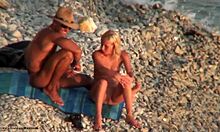 En liderlig blondine har det nøgen sjov på stranden med sin varme cowboy