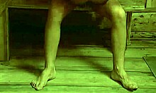 Troia dalle gambe lunghe fa scopare un giovane nella sauna