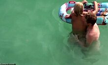 فتاة شقراء تتناك تحت الماء من قبل صديقها.
