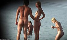 Vídeo voyeur nudista en la playa con una adolescente rubia muy puta