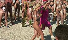 Nudistické kurvy predvádzajú svoj rituálny tanec na pláži