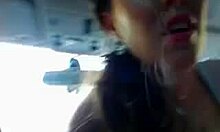 Solbrun kjæreste onanerer hissig i en bil