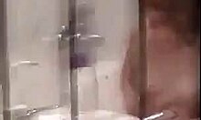 Punatukkainen minx suihkussa ja näyttää seksikkäältä (puhelimella XXX)