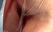 Mujer peluda con coño muestra su coño de cerca en este video voyeur