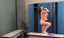 Štíhlá žena s nahým tělem svůdně pózuje v šatně