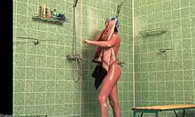 Amatoare slabă își arată corpul gol și umed în dușuri (voyeur HD)