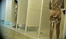 Karvainen pillu poikasen saippuaa itsensä ennen suihkussa (piilotettu cam porno)