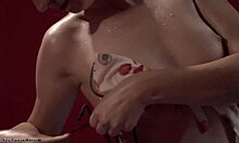 Karcsú csaj mutatja meg elragadó testét a nyilvános zuhany alatt