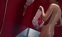 Mulher magra exibe seu corpo delicioso em um chuveiro público