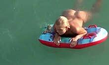 Блондинка с големи задници показва активите си във водата